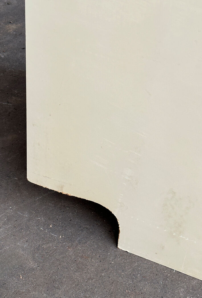 Garderobe/kosteskab med overfalset låge v.h.