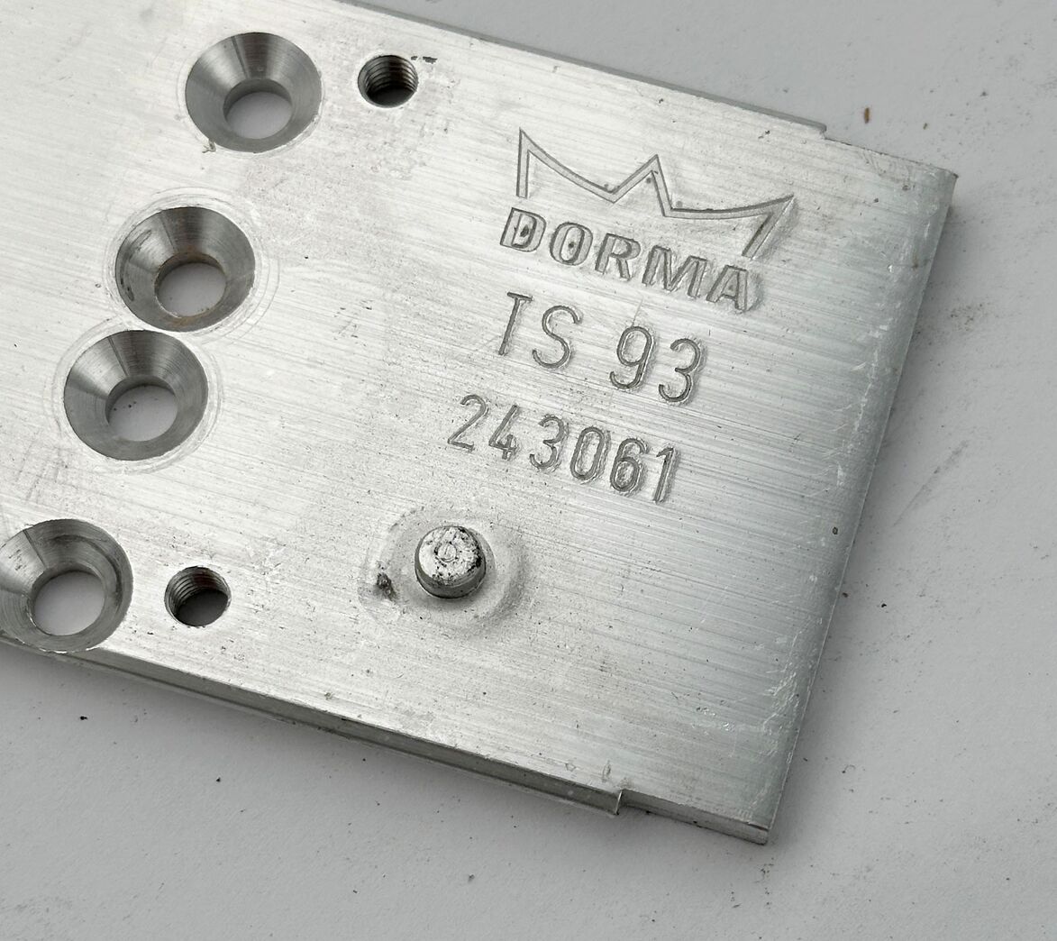 Monteringsplade til Dorma dørpumpe TS 93