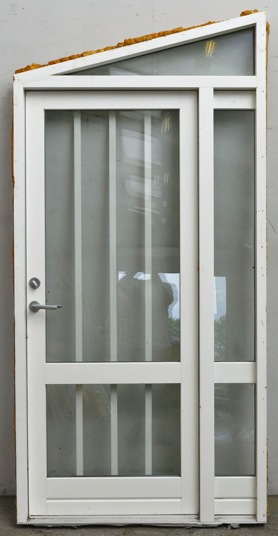 Facadedør med sideparti og skråt overstykke