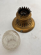Loftlampe i messing og matteret glas