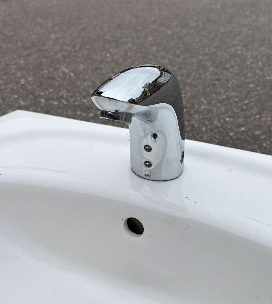 Ifö håndvask med Oras sensor armatur