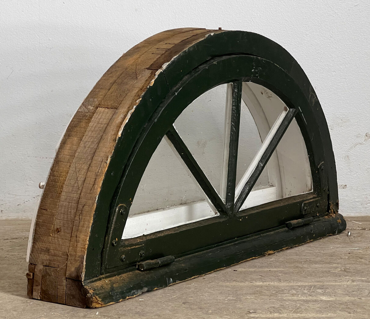 Halvrundt vindue med sprosser