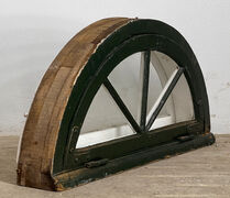 Halvrundt vindue med sprosser