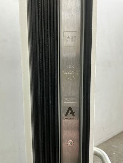 Yderdør med glas og elektrisk låsesystem