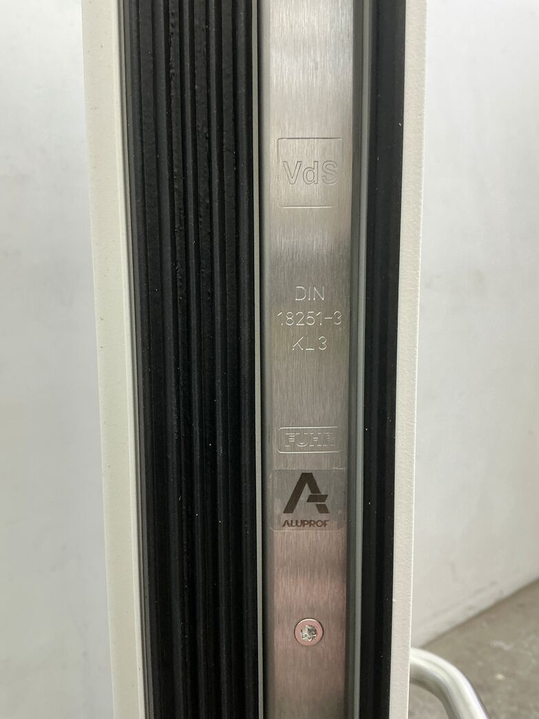 Yderdør med glas og elektrisk låsesystem