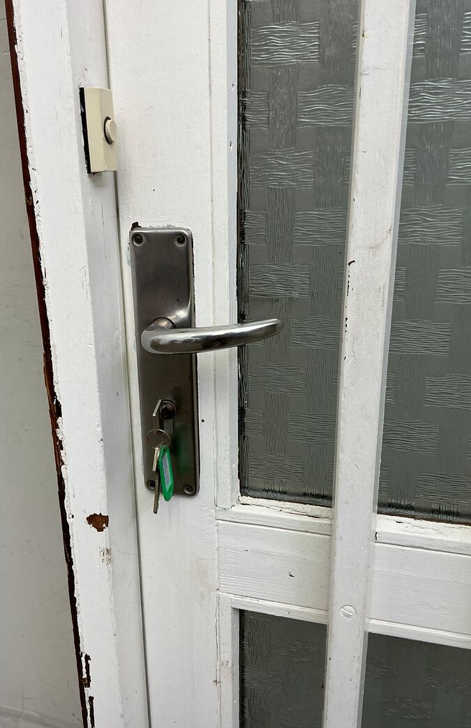 Hvid yderdør med matteret glas