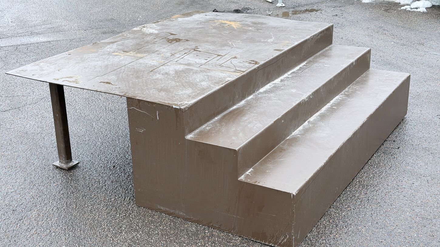 Bred lav 3 trins ståltrappe med stort repos.