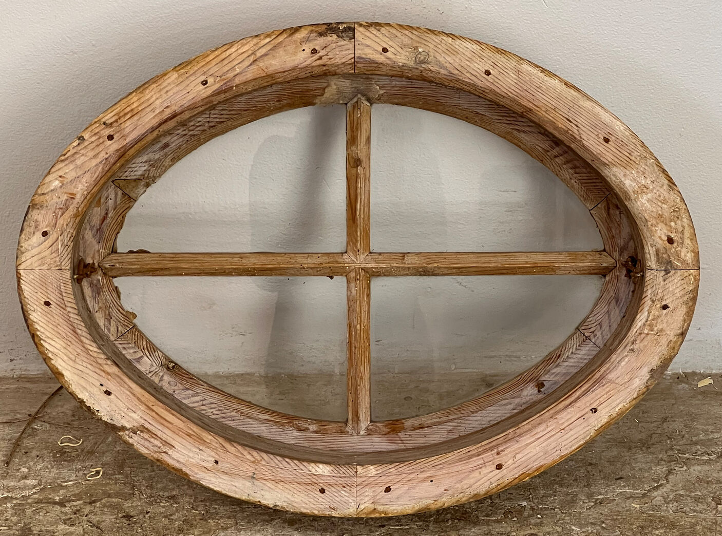 Ovalt vindue med sprosser