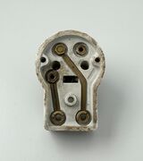 Messing stikkontakt riflet