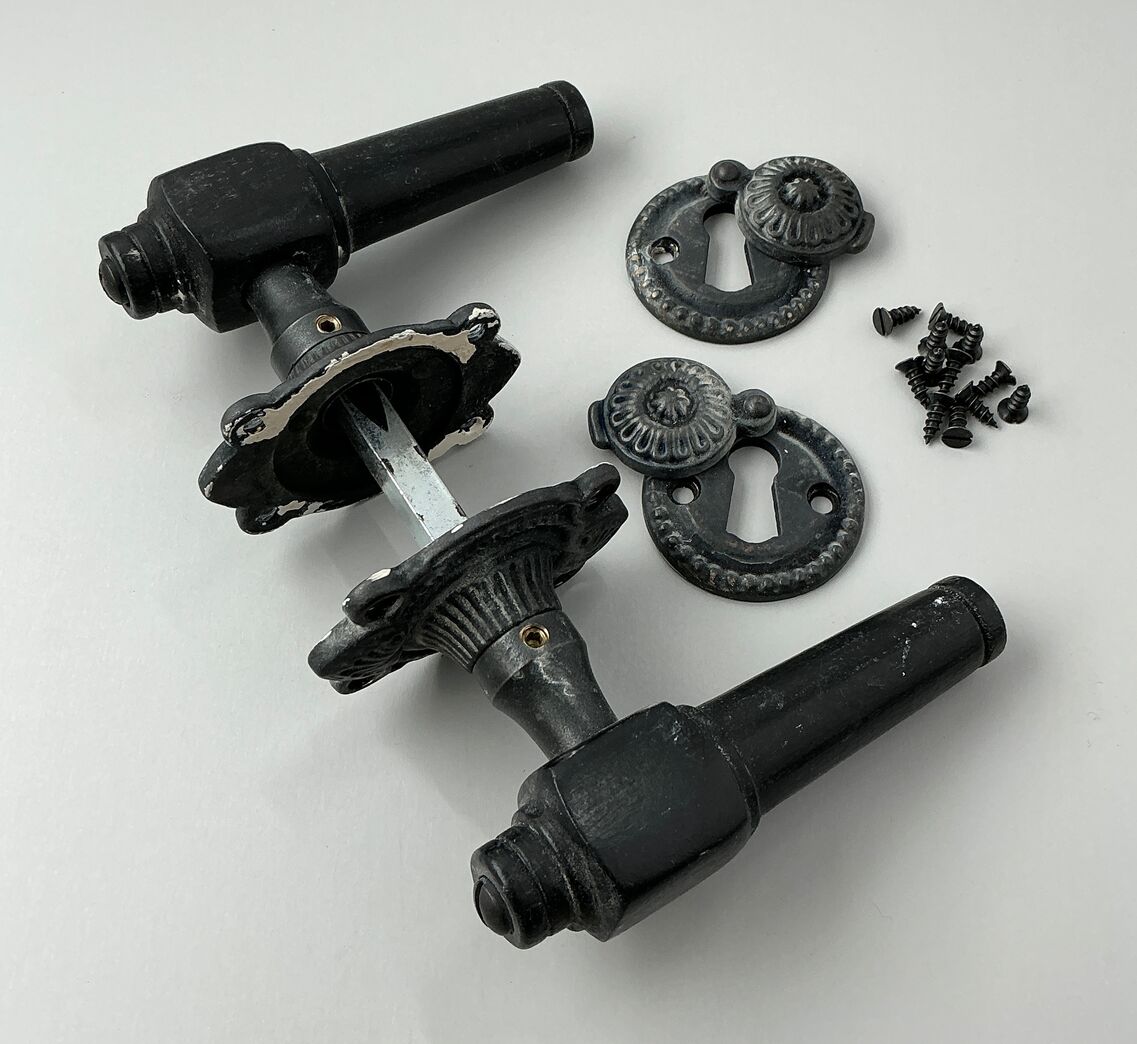 Brugt trægreb til gammel dør - spidsgreb i sortlakeret bøg