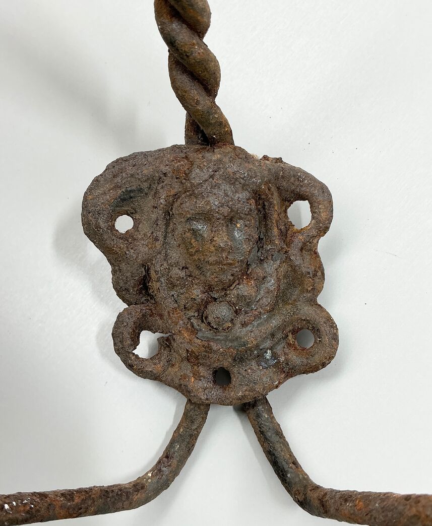 Trådknager i patineret jern