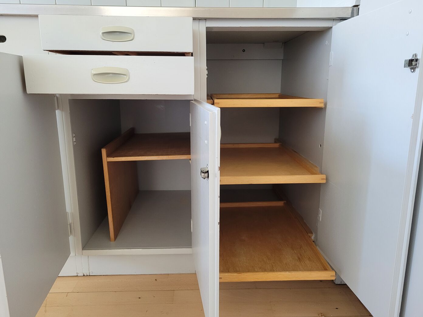 Malet komplet 60'er køkken