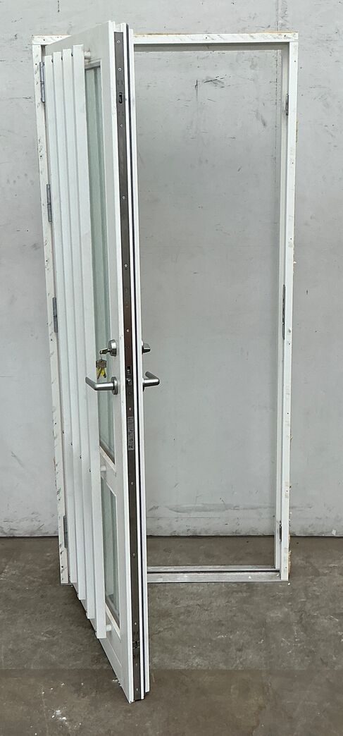 Hvid yderdør med matteret glas