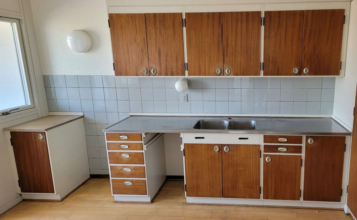 Skabsmodul med overfalset låge vh.