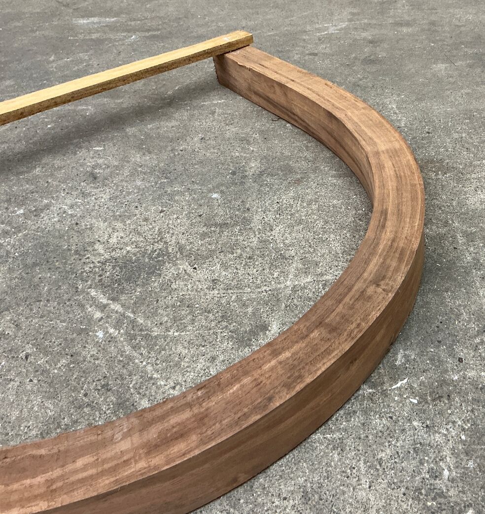Rygbøjle i Valnød 38x42x1181 mm