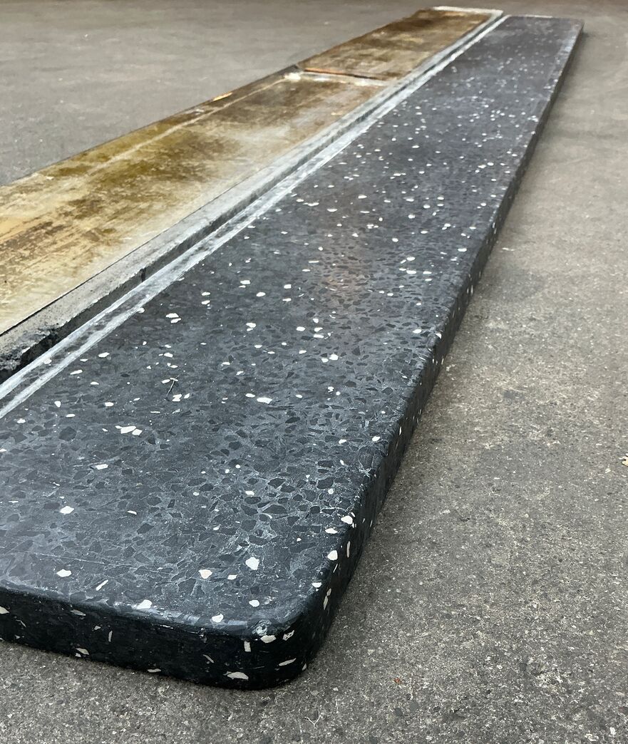 Sort terrazzo vinduesplade