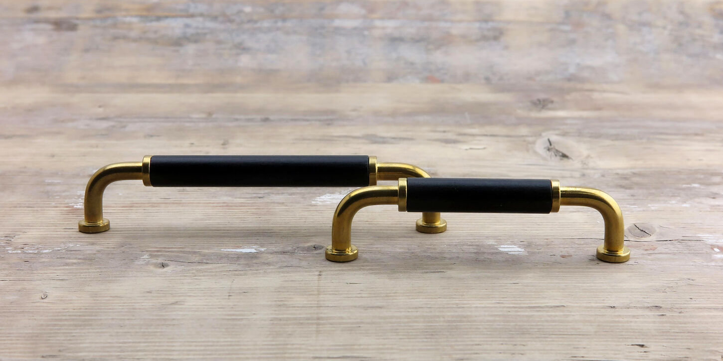 Bøjlegreb i messing med sort indsats 96 mm