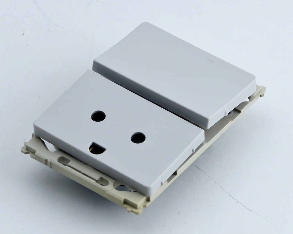 LK Opus 66 Stikkontakt med afbryder med jord, 1½ modul, Grå
