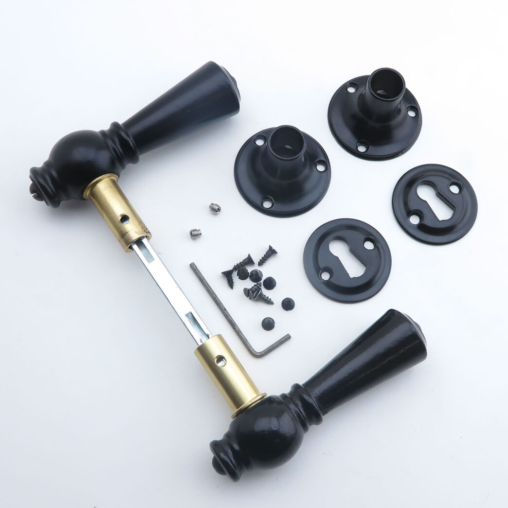 Trægreb til gammel dør - knebelgreb i sortlakeret bøg