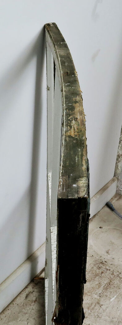 Stor vinduesramme med skævhed, fra DSB Centralværksted.