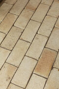 Gule rektangulære terracotta gulvtegl
