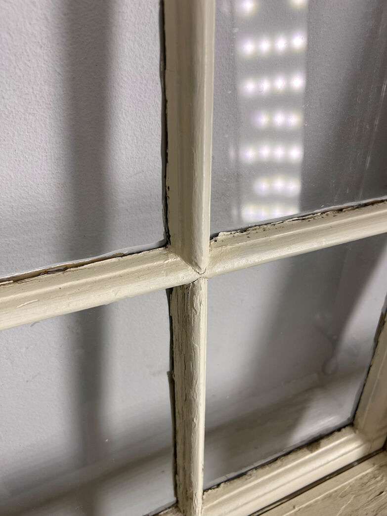 Sprossevindue med kittet enkeltlagsglas