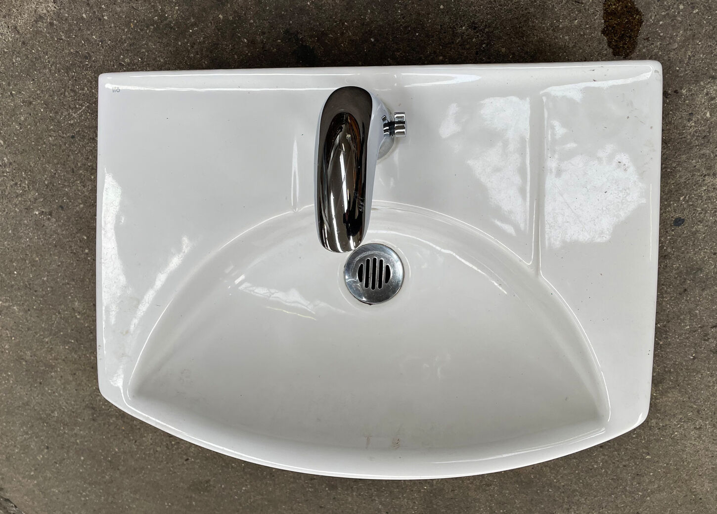 Lille håndvask med blandingsbatteri