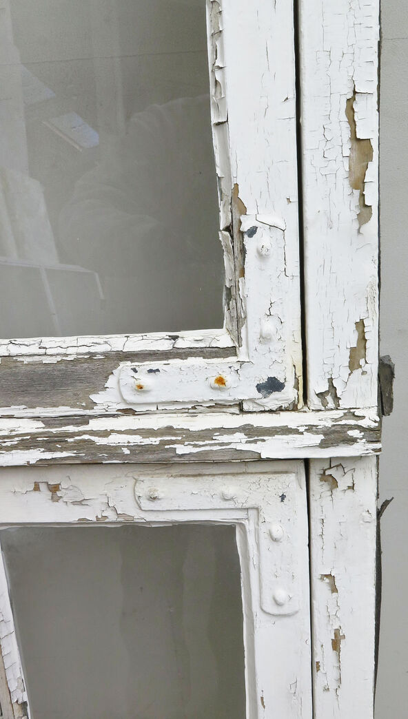 Sprossevindue med kittet enkeltlagsglas