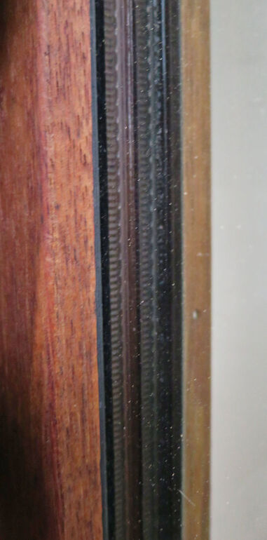 Høj og smal yderdør med glas og karm