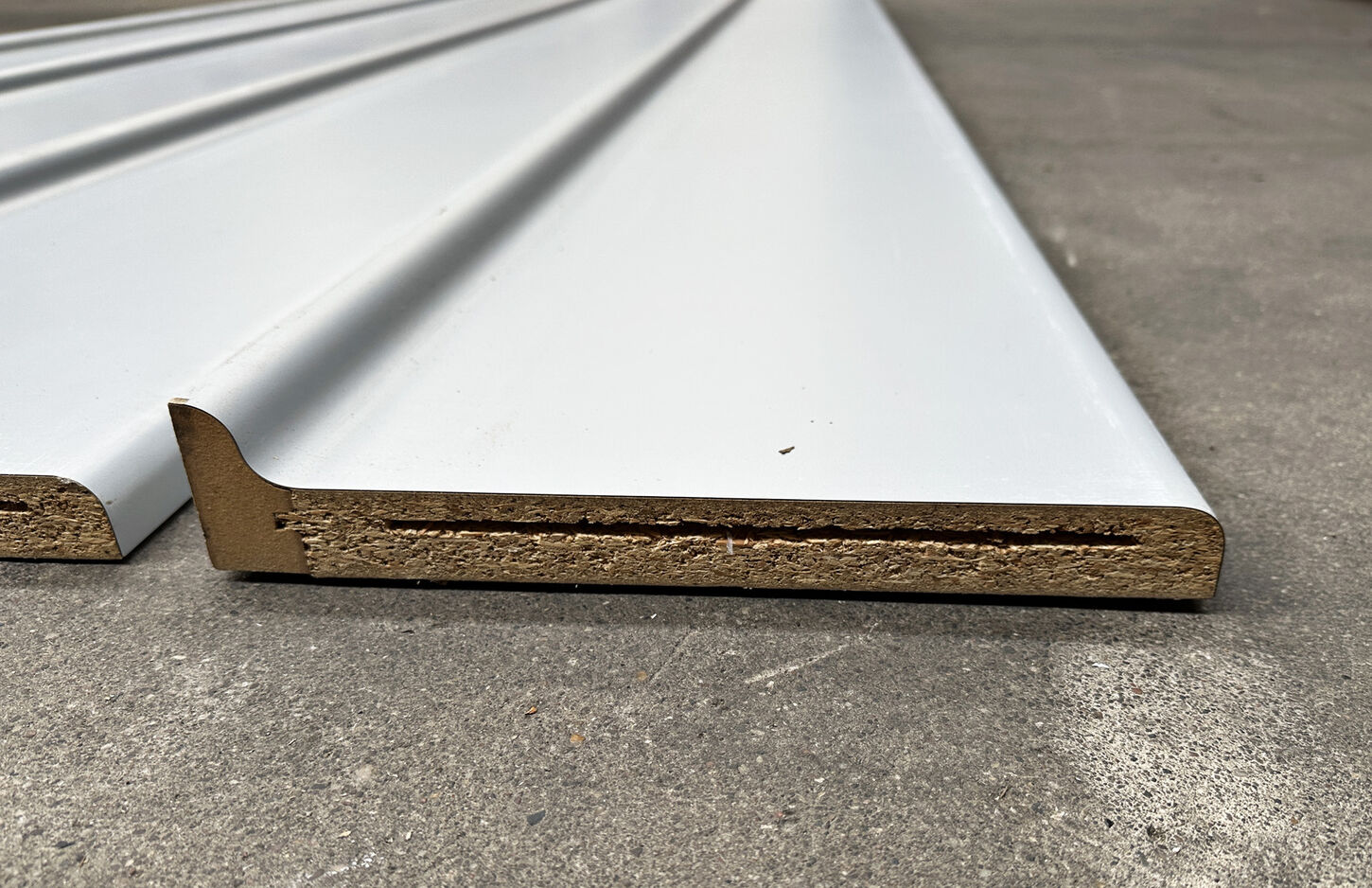 Plade med opformet bagkant Plade med opformet bagkant