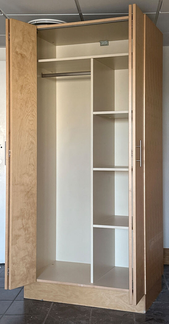 Garderobeskab med foldedøre 100 cm m. skævt hængsel.