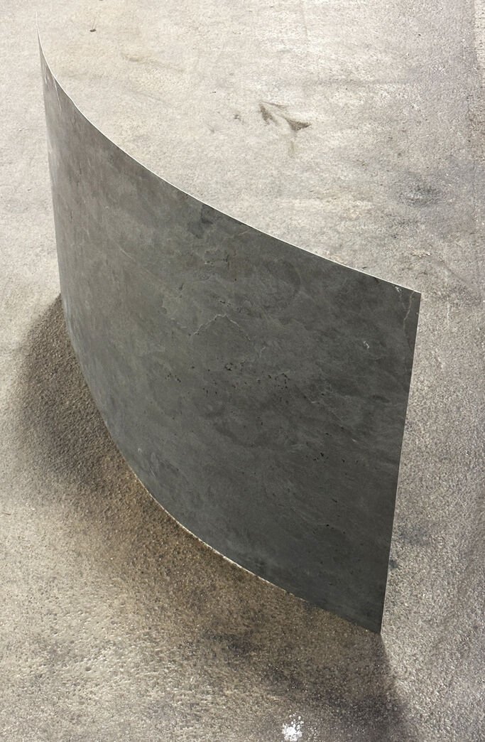 Glasfiberplade med stenrelief