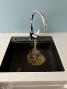 Tekøkken med  køleskab og opvasker