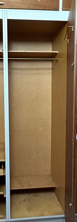 Garderobeskab med overfalset låge h.h