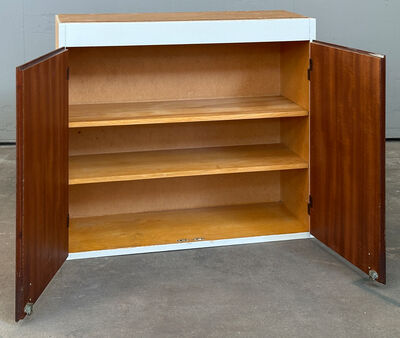 Overskab med overfalsede låger