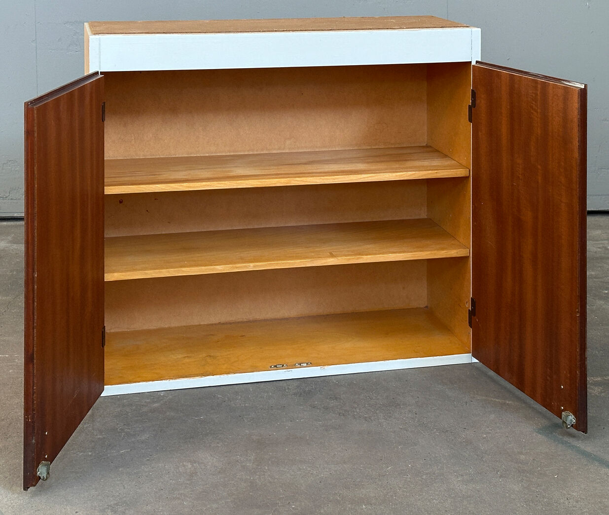 Overskab med overfalsede låger