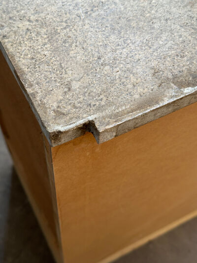 Grydeskab med stenplade med overfalset låge v.h.