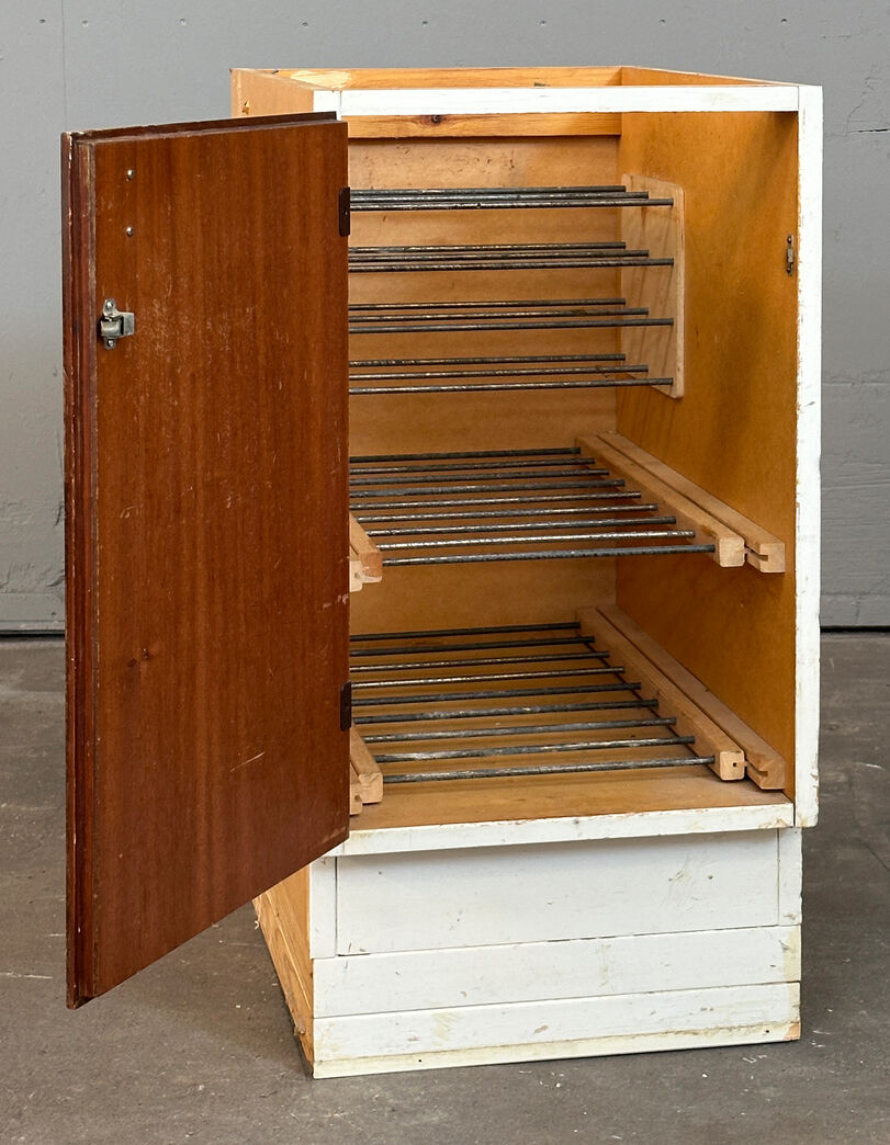 Grydeskab med overfalset låge v.h.