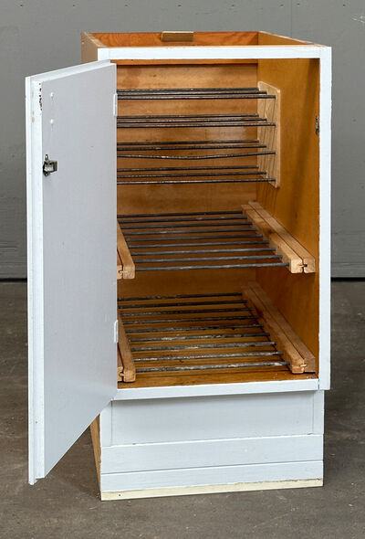 Malet grydeskab med overfalset låge v.h.