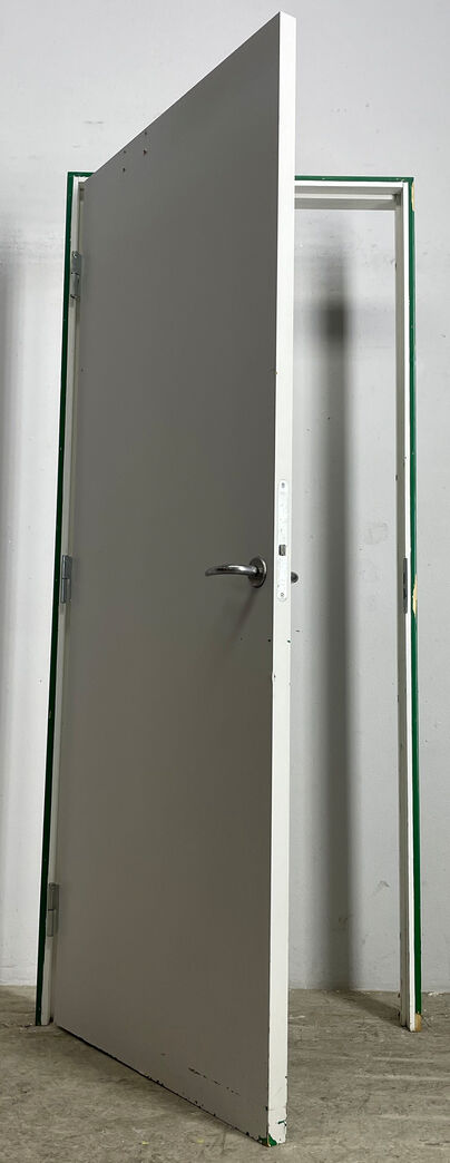 Massiv dør med karm M9