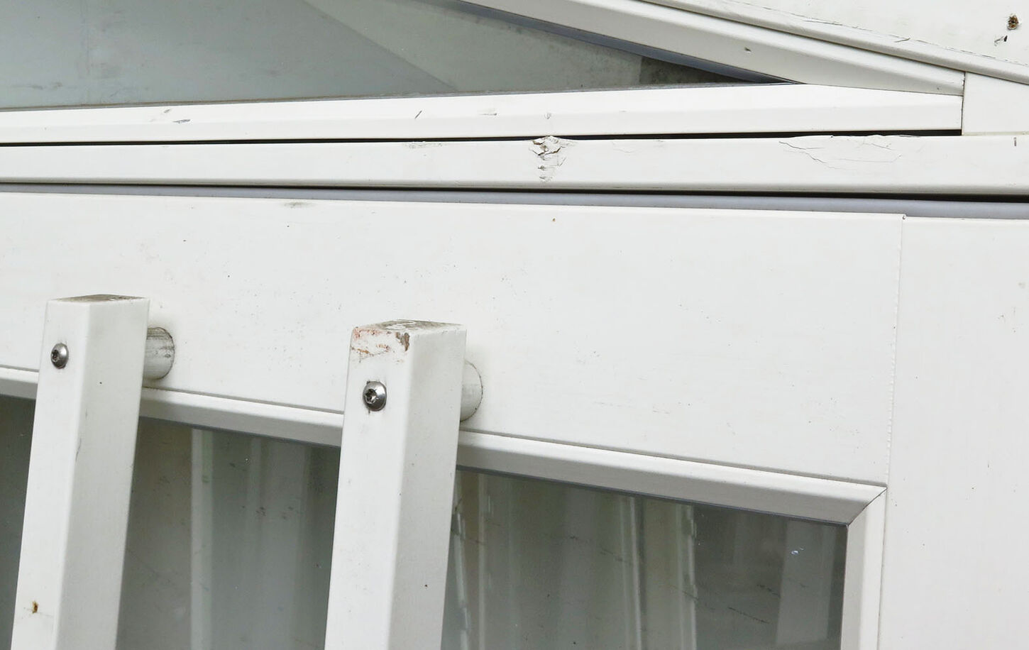 Facadedør med sideparti og skråt overstykke