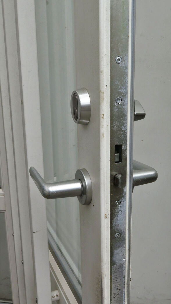 Facadedør med sideparti og skråt overstykke