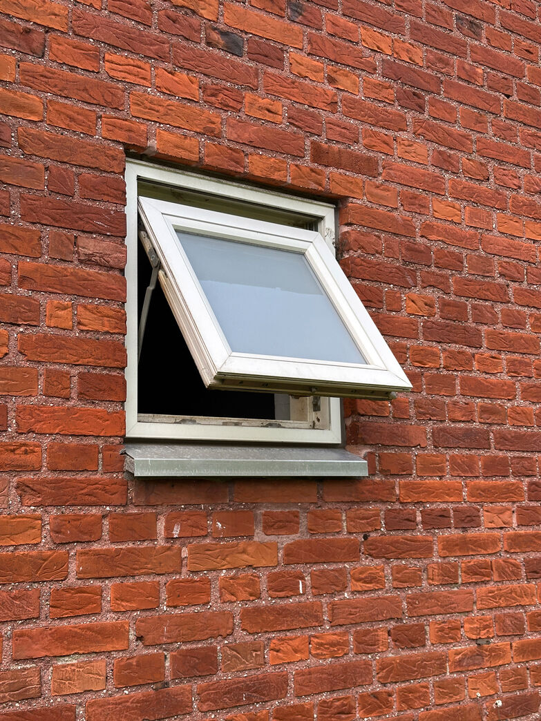 Lille termovindue med satineret glas