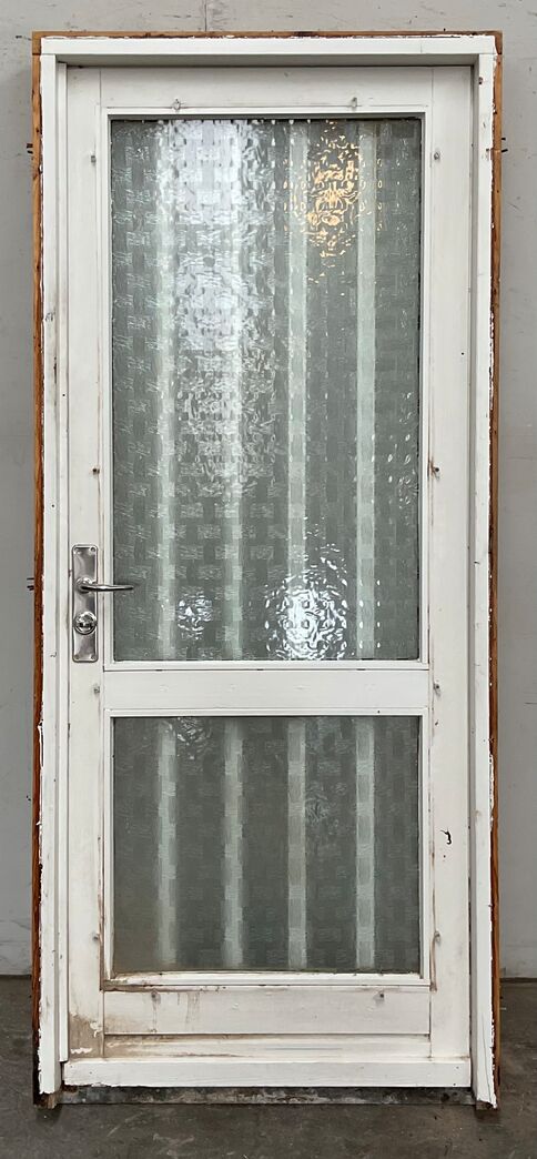 Yderdør med matteret glas.