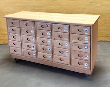 Skuffemøbel med 25 skuffer