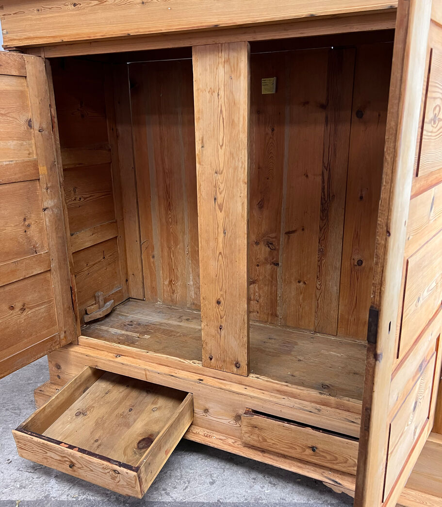 Gammelt fyrretræsskab Gammelt fyrretræsskab