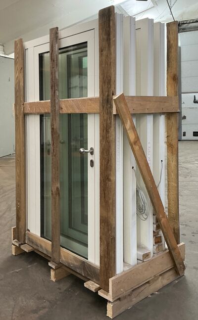 Yderdør med glas og elektrisk låsesystem