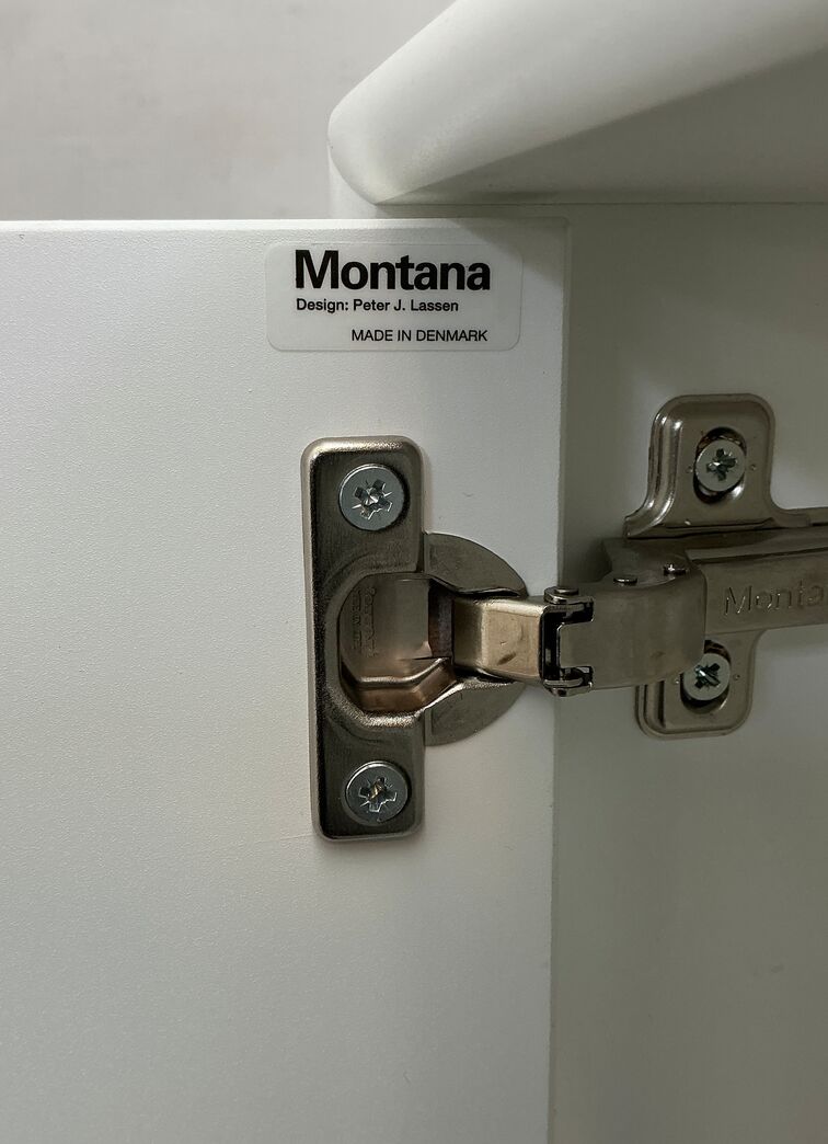 Montana reol med 6 rum og 2 låger m/kodelås