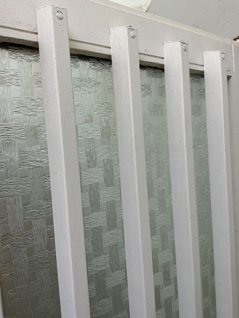 Hvid yderdør med matteret glas