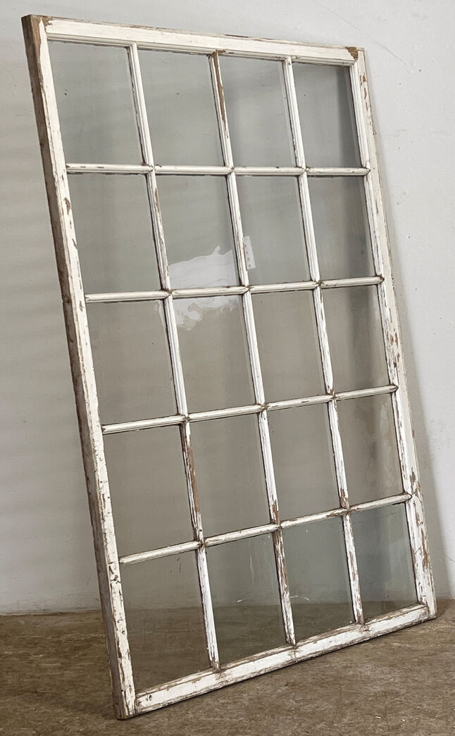 Stor vinduesramme med sprosser